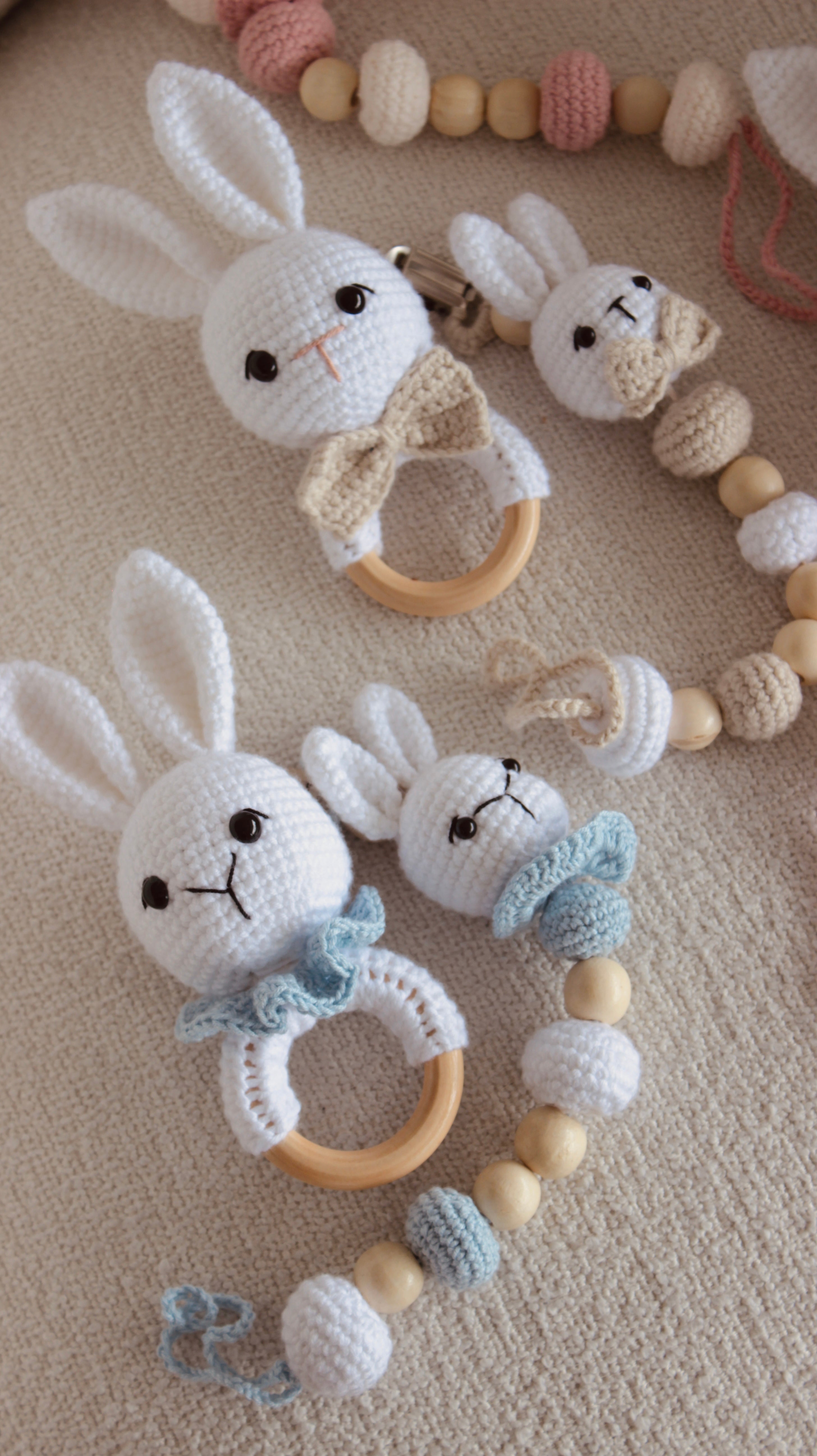 SET SONAJERO+PORTACHUPO TEJIDO CROCHET - CONEJO